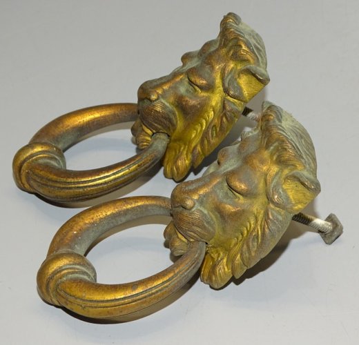 -BELLE PAIRE DE POIGNEES TETES DE LION BRONZE doré JUS DE GRENIER à nettoyer   D