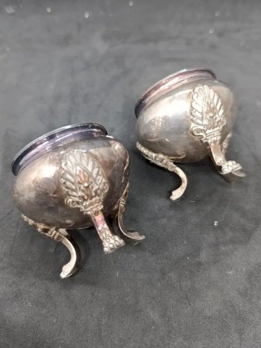 belle paire de saleron en metal argenté avec pied decor lion en bon etat mais à nettoyer
