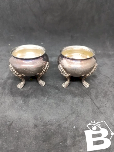 belle paire de saleron en metal argenté avec pied decor lion en bon etat mais à nettoyer