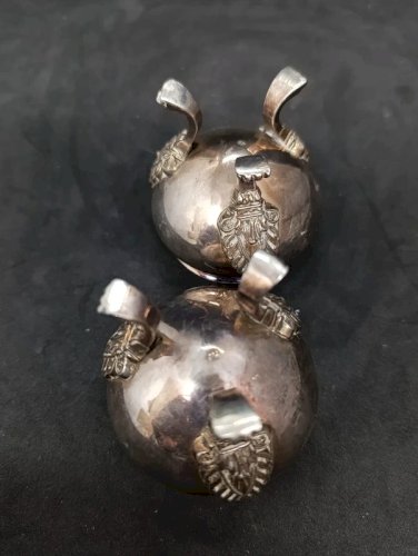 belle paire de saleron en metal argenté avec pied decor lion en bon etat mais à nettoyer