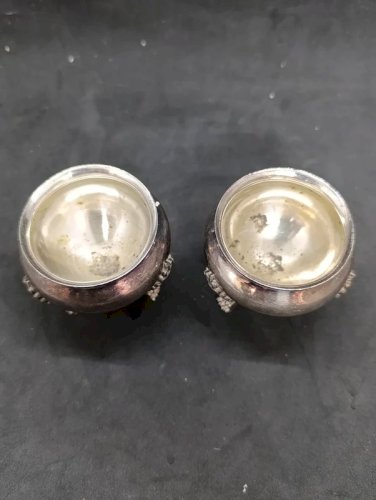 belle paire de saleron en metal argenté avec pied decor lion en bon etat mais à nettoyer