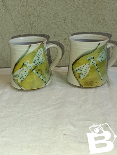 belle paire de tasses signée M.C dorigine britannique (irlande?) en bon etat