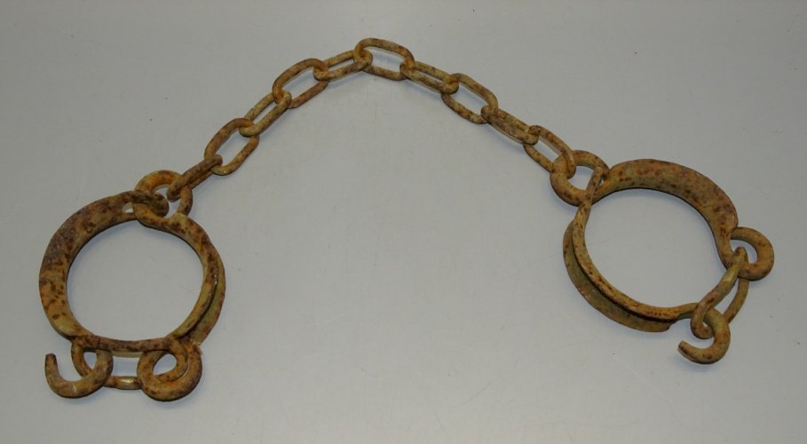 -BELLE PAIRE D'ENTRAVES FER FORGE XIXe sorties de grenier jus de trouvailles  D