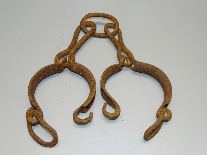 -BELLE PAIRE D'ENTRAVES FER FORGE XIXe sorties de grenier jus de trouvailles  D