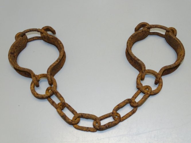 -BELLE PAIRE D'ENTRAVES FER FORGE XIXe sorties de grenier jus de trouvailles  D