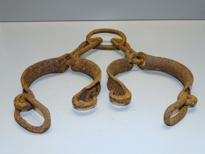 -BELLE PAIRE D'ENTRAVES FER FORGE XIXe sorties de grenier jus de trouvailles  D