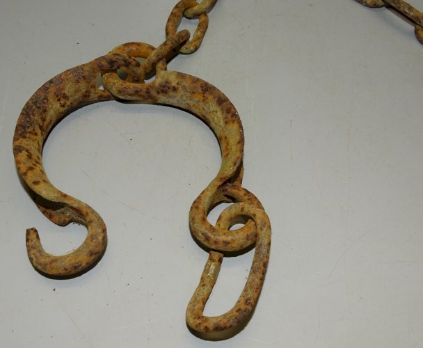 -BELLE PAIRE D'ENTRAVES FER FORGE XIXe sorties de grenier jus de trouvailles  D