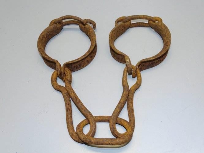 -BELLE PAIRE D'ENTRAVES FER FORGE XIXe sorties de grenier jus de trouvailles  D