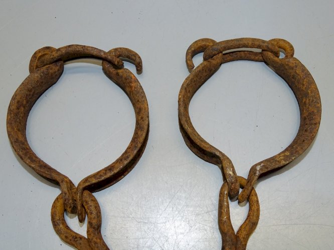 -BELLE PAIRE D'ENTRAVES FER FORGE XIXe sorties de grenier jus de trouvailles  D