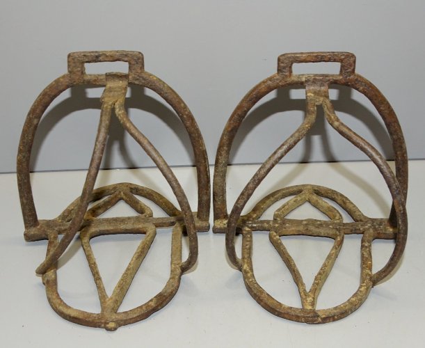 -BELLE PAIRE D'ETRIERS DE PANIER de CAVALERIE FER FORGE XVIIIe COLLECTION déco D