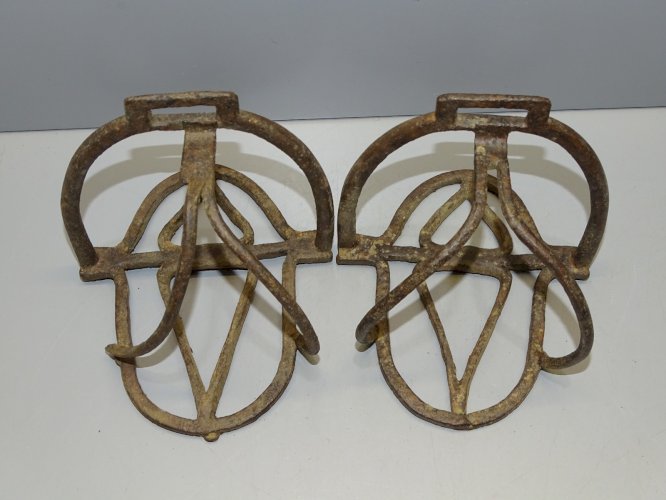 -BELLE PAIRE D'ETRIERS DE PANIER de CAVALERIE FER FORGE XVIIIe COLLECTION déco D