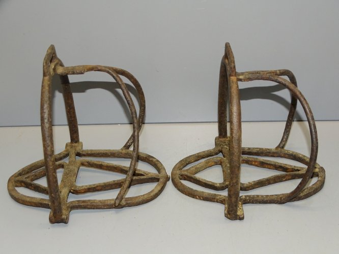 -BELLE PAIRE D'ETRIERS DE PANIER de CAVALERIE FER FORGE XVIIIe COLLECTION déco D