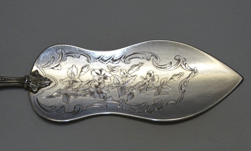 -BELLE PELLE A GATEAU AVEC MANCHE ROCAILLE ARGENT FOURRE Poinçon Minerve     D