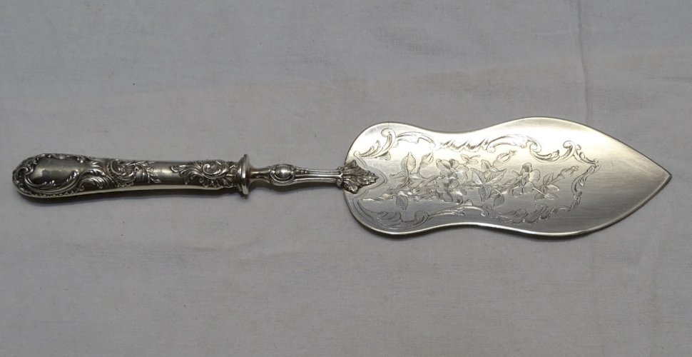 -BELLE PELLE A GATEAU AVEC MANCHE ROCAILLE ARGENT FOURRE Poinçon Minerve     D