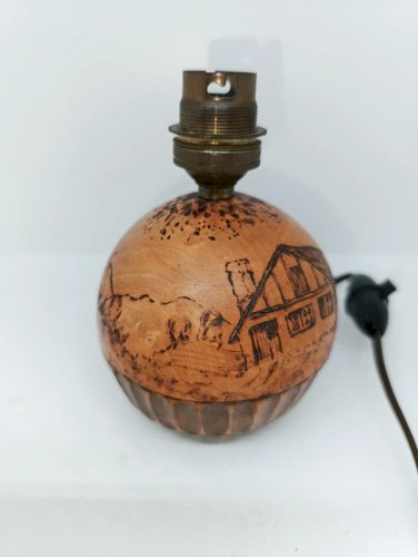 belle petite lampe en bois sculpté signée AM en bon etat