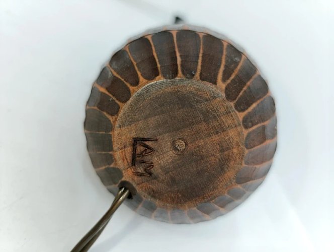 belle petite lampe en bois sculpté signée AM en bon etat