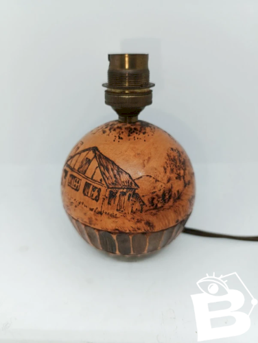 belle petite lampe en bois sculpté signée AM en bon etat