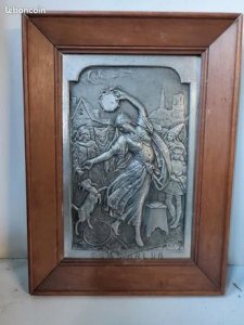 Belle plaque en etain montée dans un cadre en bois nommée  esmeralda  par Eugene Marioton
