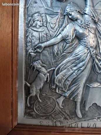Belle plaque en etain montée dans un cadre en bois nommée  esmeralda  par Eugene Marioton