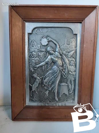 Belle plaque en etain montée dans un cadre en bois nommée  esmeralda  par Eugene Marioton