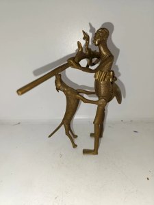 Beautiful sculpture of a hunter and his dog in brass, of African origin, in good condition.