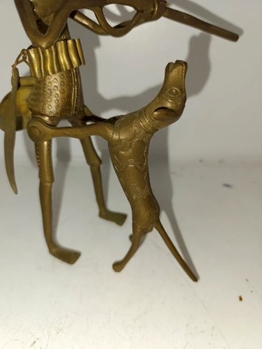 belle sculpture Chasseur et son chien en  laiton dorigine africaine en bon etat