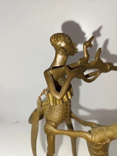 belle sculpture Chasseur et son chien en  laiton dorigine africaine en bon etat
