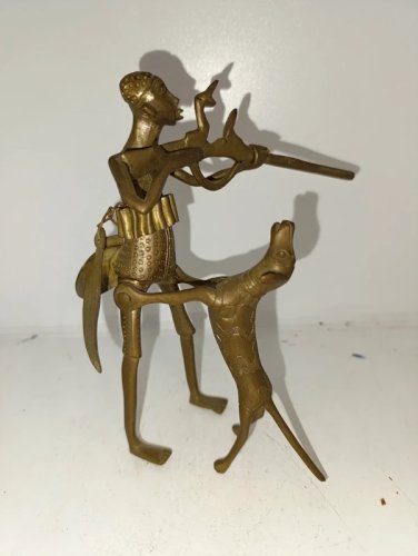 belle sculpture Chasseur et son chien en  laiton dorigine africaine en bon etat