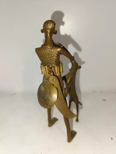 belle sculpture Chasseur et son chien en  laiton dorigine africaine en bon etat