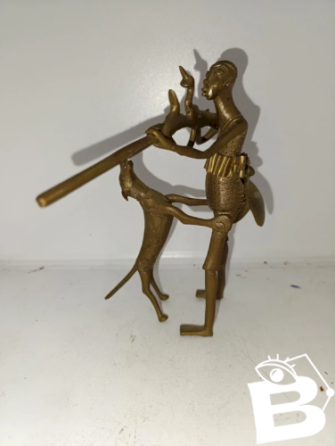 belle sculpture Chasseur et son chien en  laiton dorigine africaine en bon etat