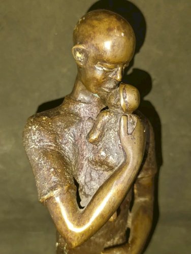 belle sculpture en bronze homme à lenfant signée BP en bon etat