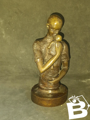 belle sculpture en bronze homme à lenfant signée BP en bon etat
