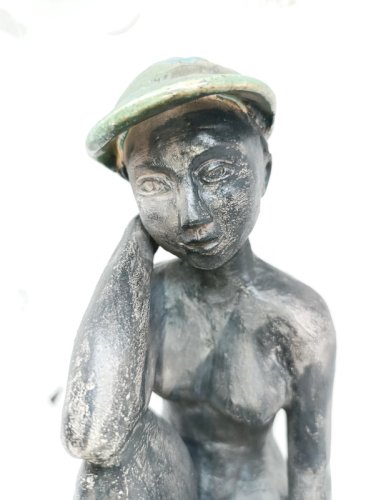 belle sculpture en ceramique decor de femme assise signée Odile en bon etat