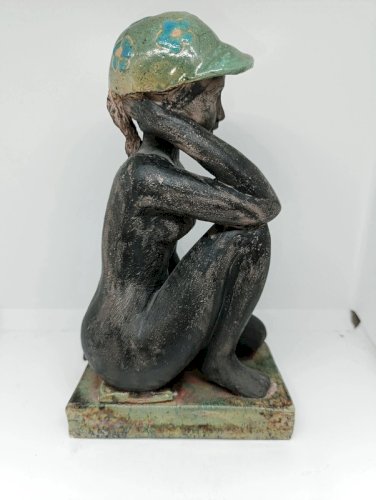 belle sculpture en ceramique decor de femme assise signée Odile en bon etat