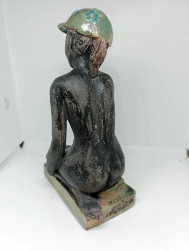 belle sculpture en ceramique decor de femme assise signée Odile en bon etat