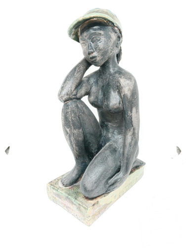 belle sculpture en ceramique decor de femme assise signée Odile en bon etat