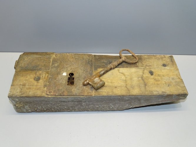 -BELLE SERRURE EN BOIS ET SA CLE POUR PORTE de GRANGE GARAGE ou AUTRE  déco   D