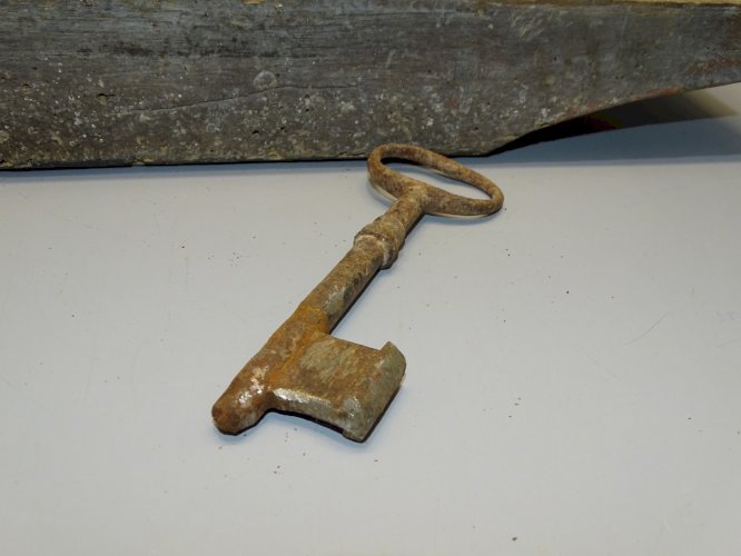 -BELLE SERRURE EN BOIS ET SA CLE POUR PORTE de GRANGE GARAGE ou AUTRE  déco   D