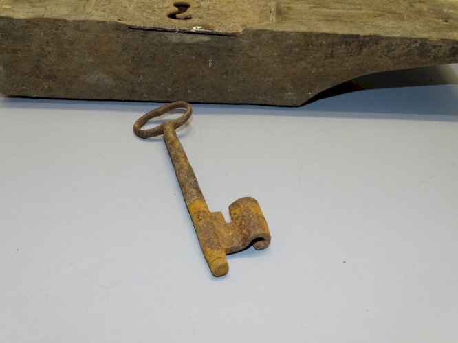 -BELLE SERRURE EN BOIS ET SA CLE POUR PORTE de GRANGE GARAGE ou AUTRE  déco   D