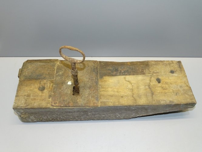 -BELLE SERRURE EN BOIS ET SA CLE POUR PORTE de GRANGE GARAGE ou AUTRE  déco   D