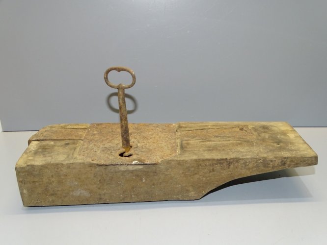 -BELLE SERRURE EN BOIS ET SA CLE POUR PORTE de GRANGE GARAGE ou AUTRE  déco   D