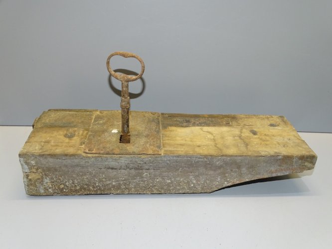 -BELLE SERRURE EN BOIS ET SA CLE POUR PORTE de GRANGE GARAGE ou AUTRE  déco   D