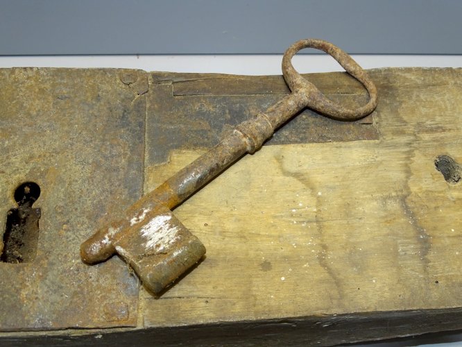 -BELLE SERRURE EN BOIS ET SA CLE POUR PORTE de GRANGE GARAGE ou AUTRE  déco   D