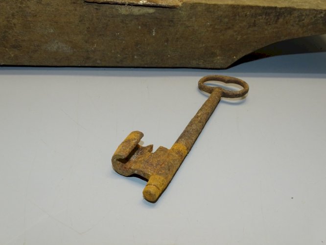 -BELLE SERRURE EN BOIS ET SA CLE POUR PORTE de GRANGE GARAGE ou AUTRE  déco   D