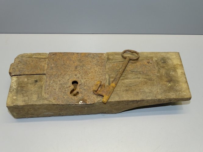 -BELLE SERRURE EN BOIS ET SA CLE POUR PORTE de GRANGE GARAGE ou AUTRE  déco   D