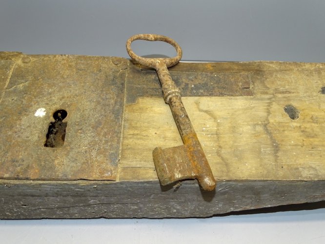 -BELLE SERRURE EN BOIS ET SA CLE POUR PORTE de GRANGE GARAGE ou AUTRE  déco   D