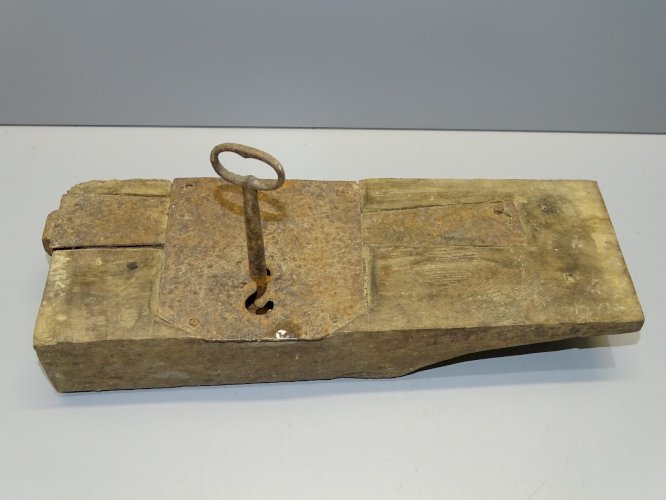 -BELLE SERRURE EN BOIS ET SA CLE POUR PORTE de GRANGE GARAGE ou AUTRE  déco   D