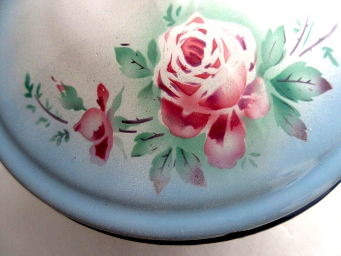 "Belle soupière JAPY, tôle émaillée blanche ombrée de bleu: Pensées et Roses
