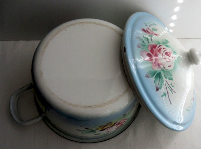 "Belle soupière JAPY, tôle émaillée blanche ombrée de bleu: Pensées et Roses