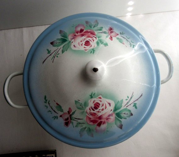 "Belle soupière JAPY, tôle émaillée blanche ombrée de bleu: Pensées et Roses